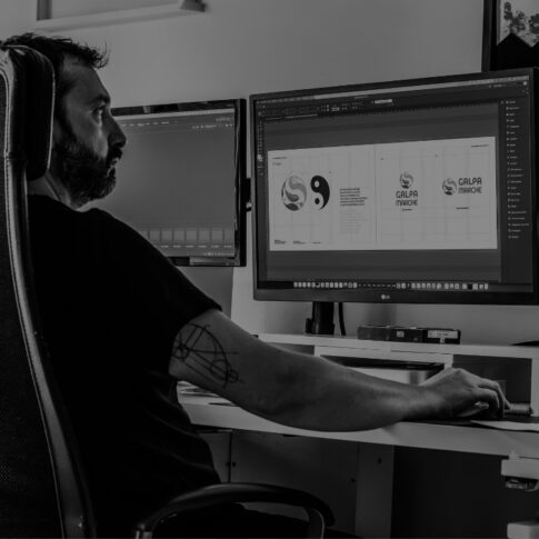 Mario Cavuto al computer mentre lavora a un progetto grafico
